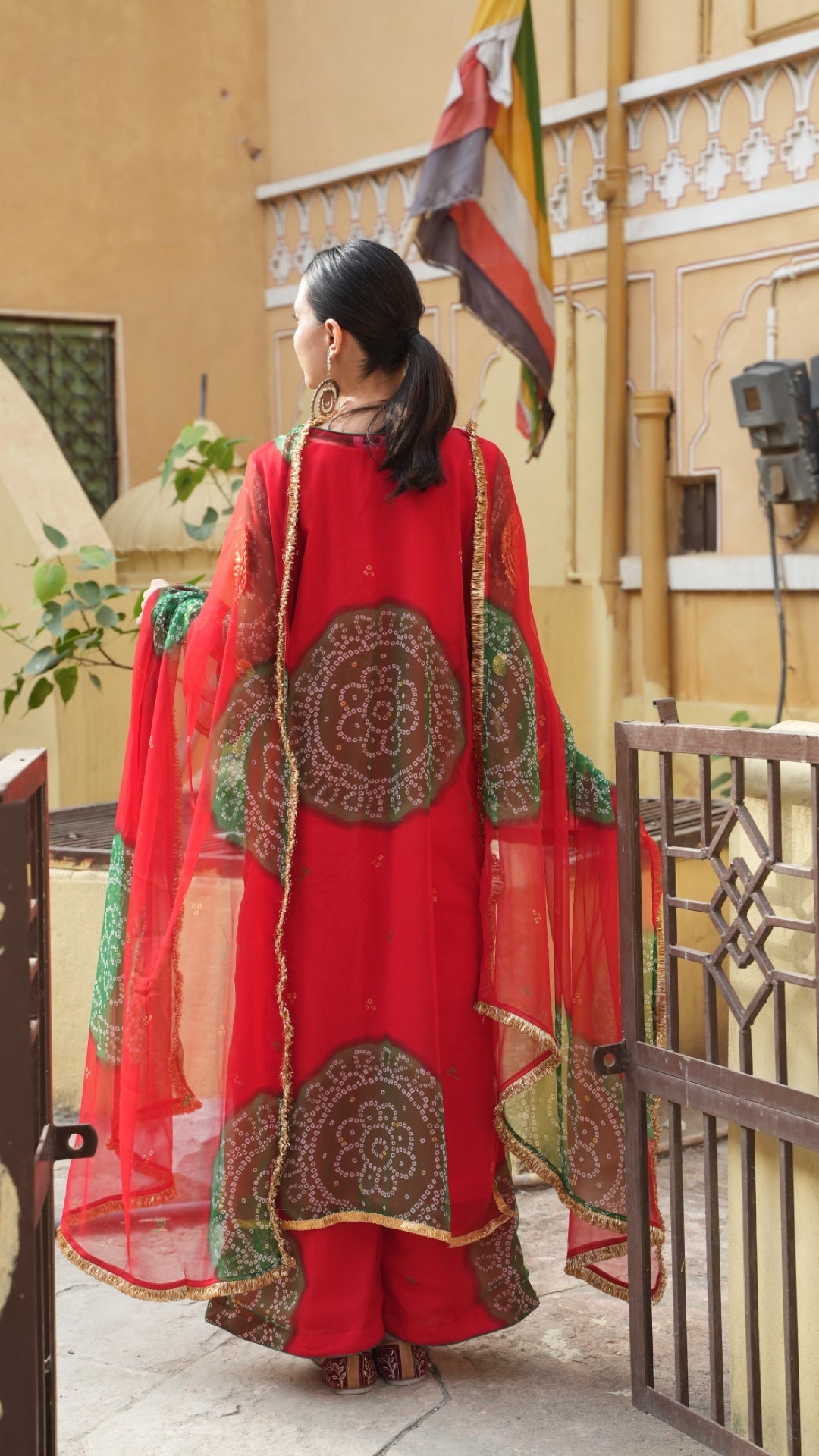 Bani Thani Laal Suit Set