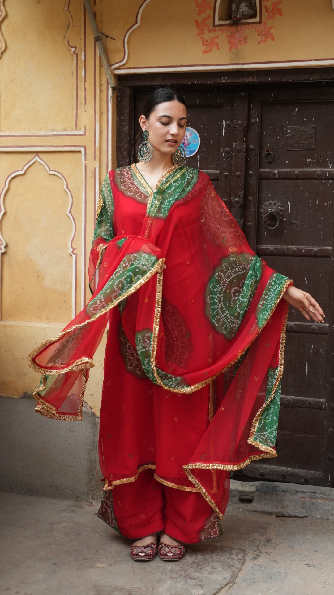 Bani Thani Laal Suit Set